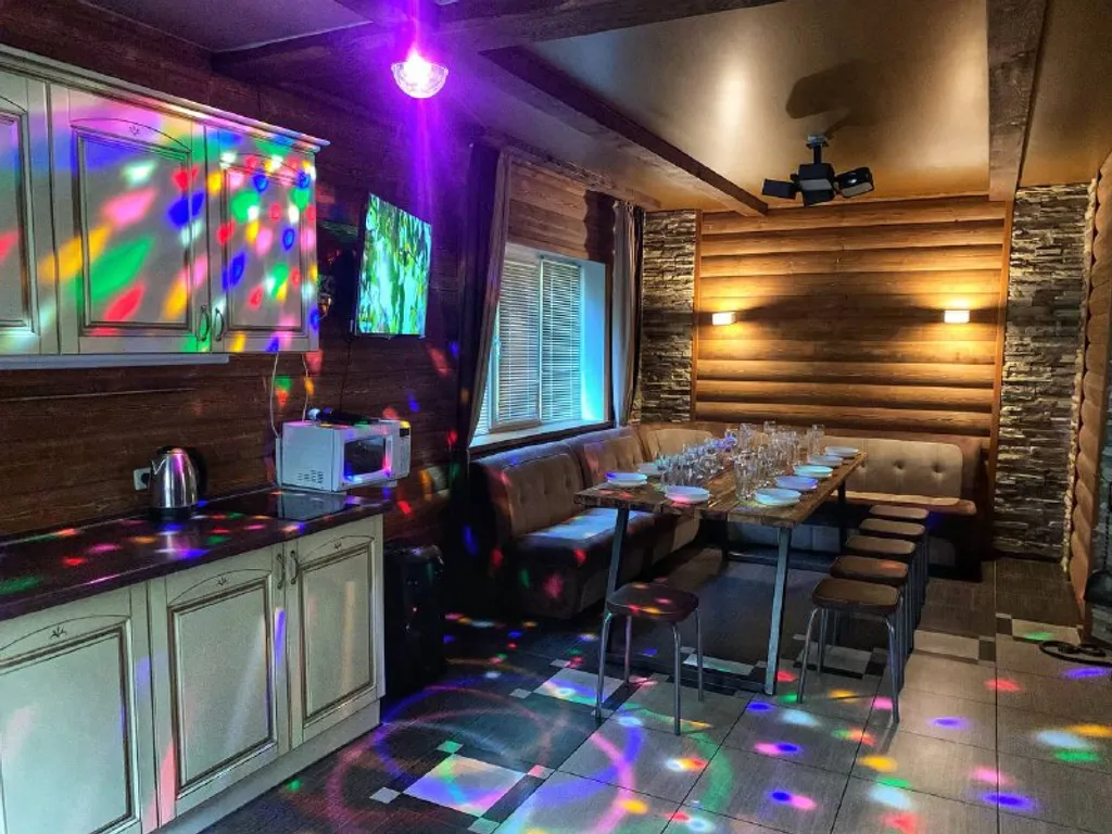 Дом в лесу с бассейном и баней