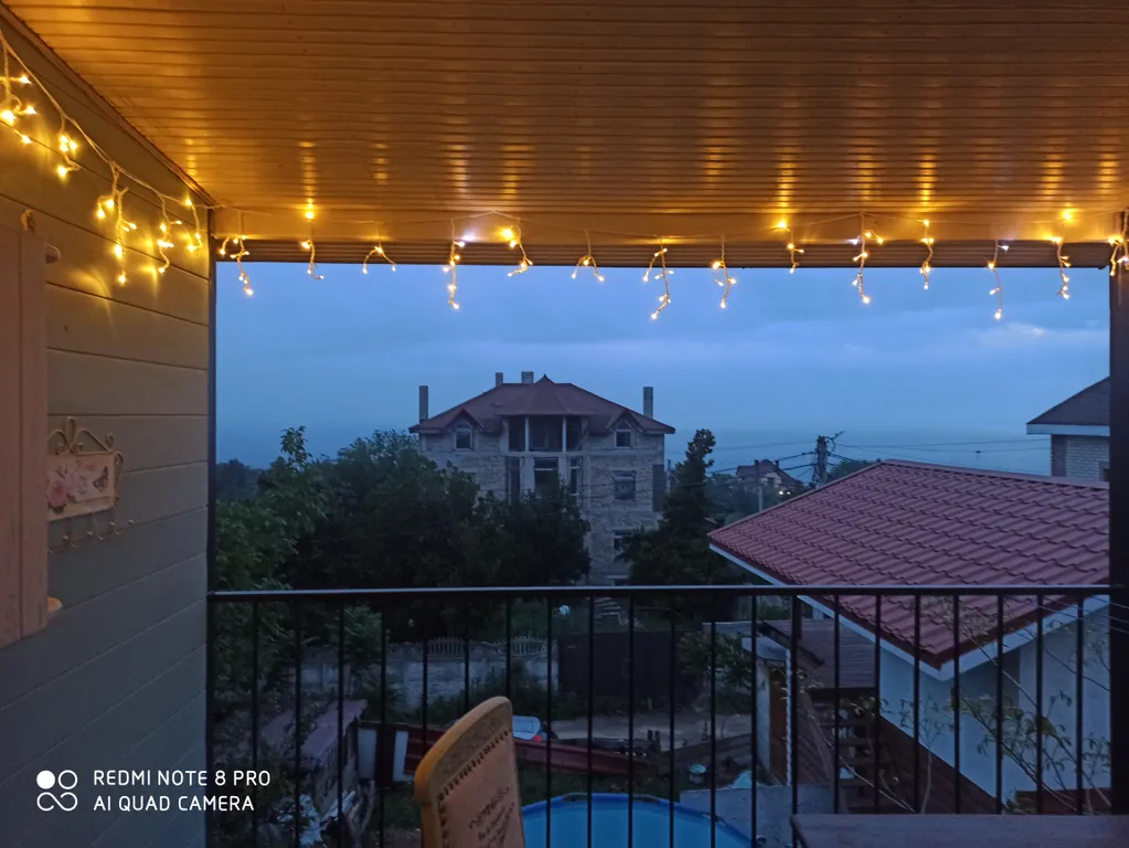 Комната с балконом и видом на море