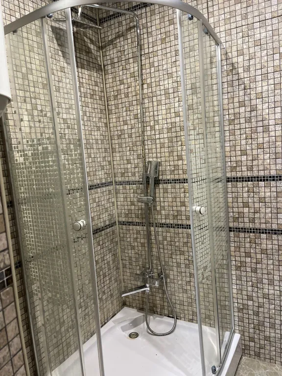 Дом у моря в окружении гор