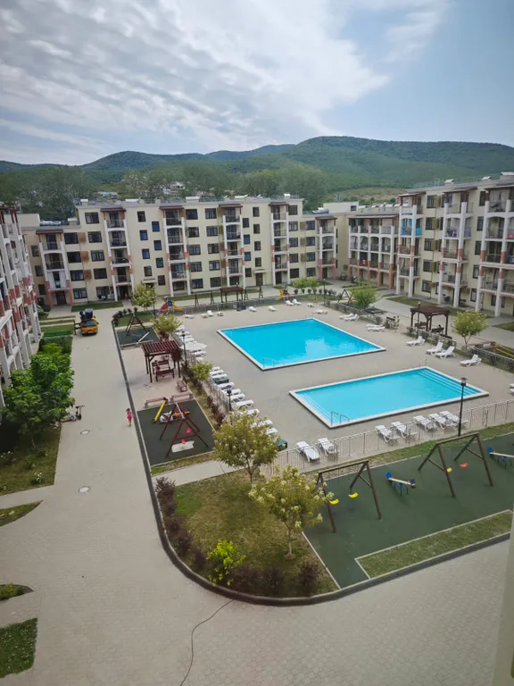 Квартира с видом на бассейн и горы