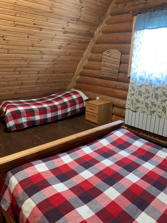 Усадьба Медвежий угол в лесу на берегу озера