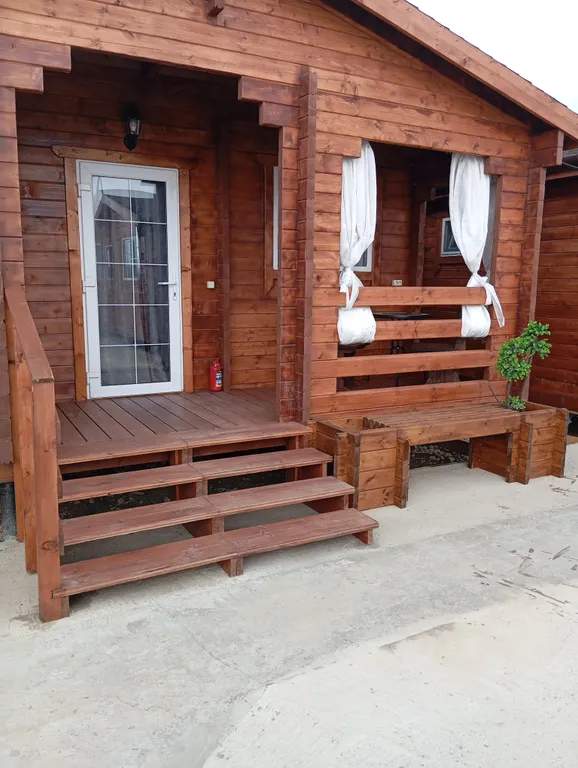 Деревянный дом на море