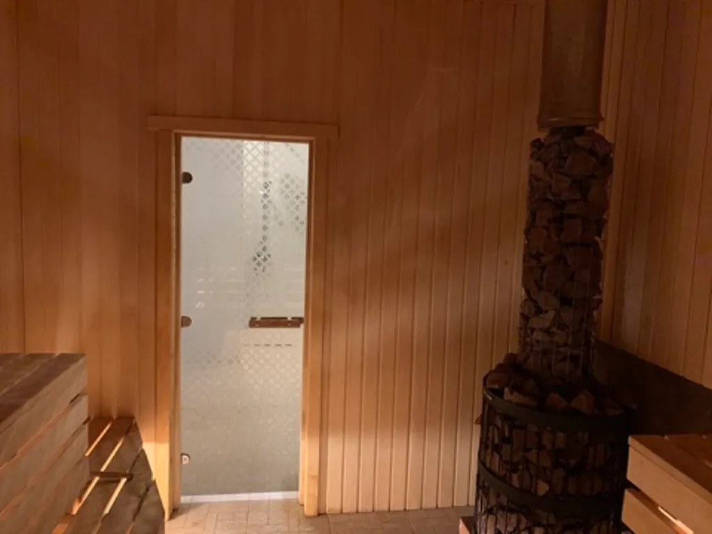 Уютный коттедж в сосновом лесу с видом на озеро