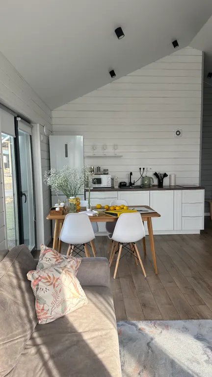 Дом с мольбертом