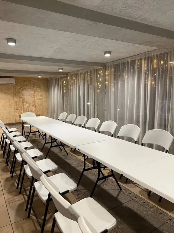 Большой дом с баней, бассейном и видом на озеро