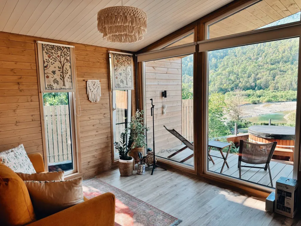 Дом Тишина в горах с горячей купелью на берегу живописной реки