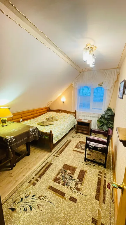 Уютная комната с видом в сад