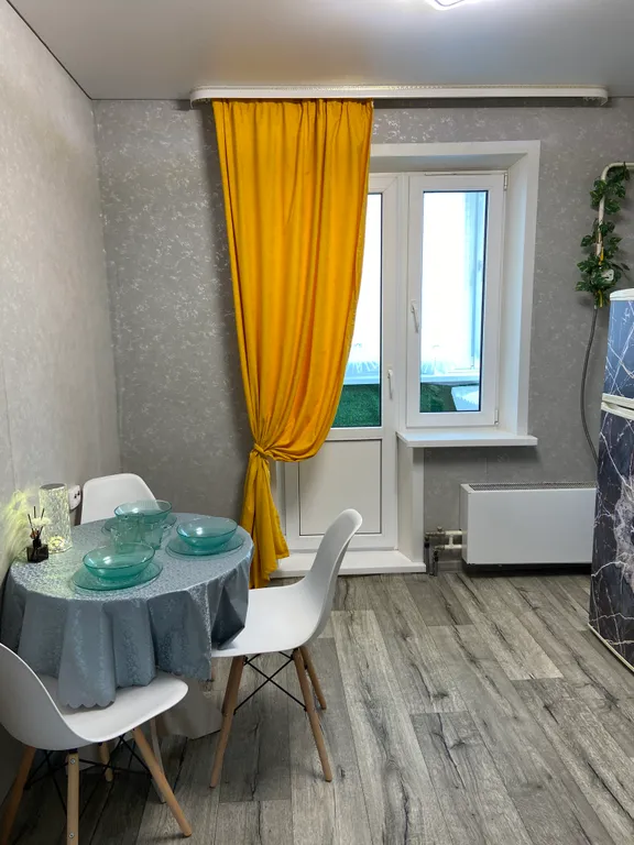 Просторная изумрудная квартирка