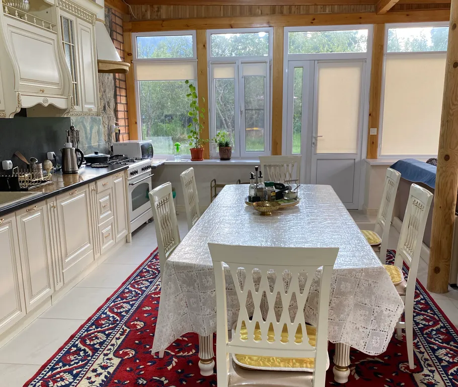 Веранда в окружении величественных гор