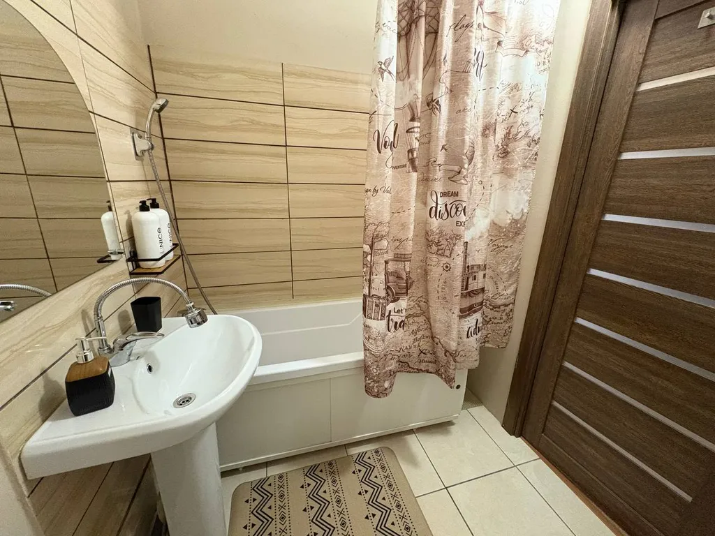 Квартира напротив Ледового дворца и областной больницы .