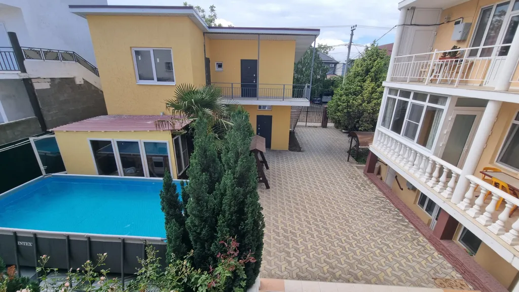 Смарт-студия в монохромных тонах