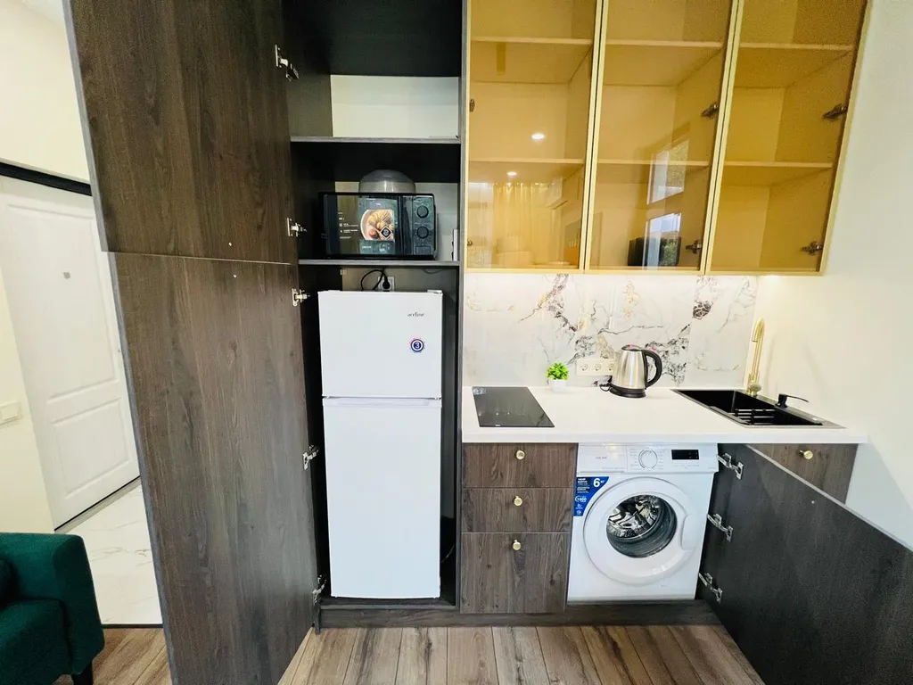 Апартаменты с балконом и бассейном на территории