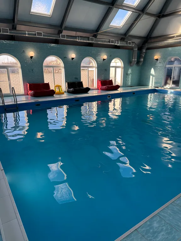 Дом с большим бассейном