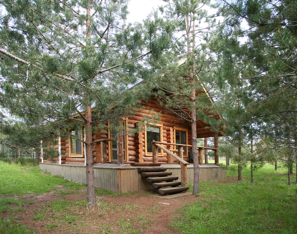 Комфортный дом на лесном участке у озера, рядом с городом