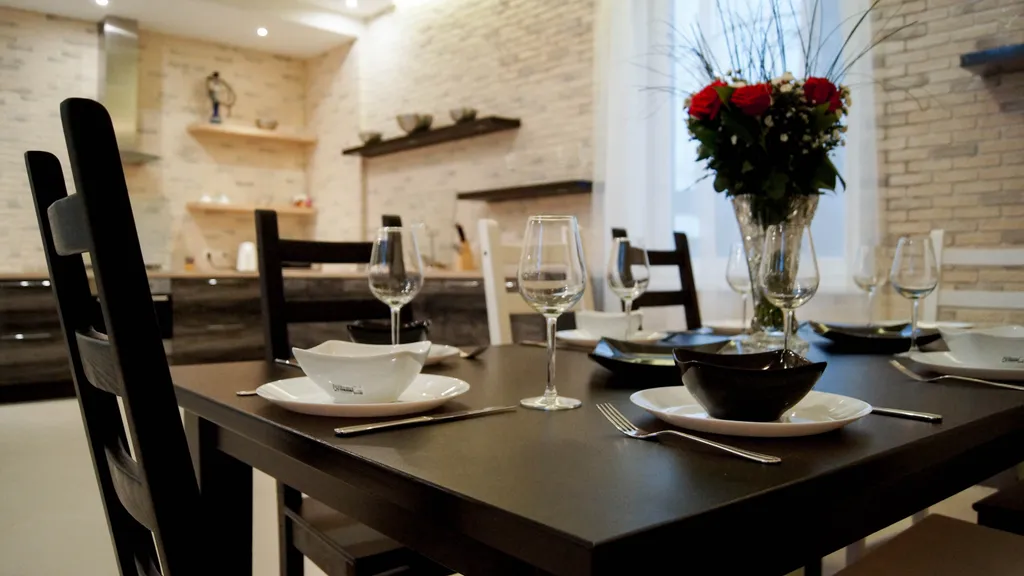 Стильный коттедж с панорамным остеклением у озера