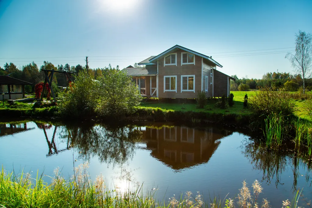 Дом у пруда