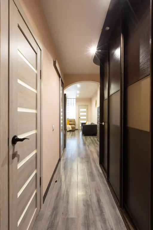 Яркая квартира с видом на заснеженные ветви и искрящийся снег