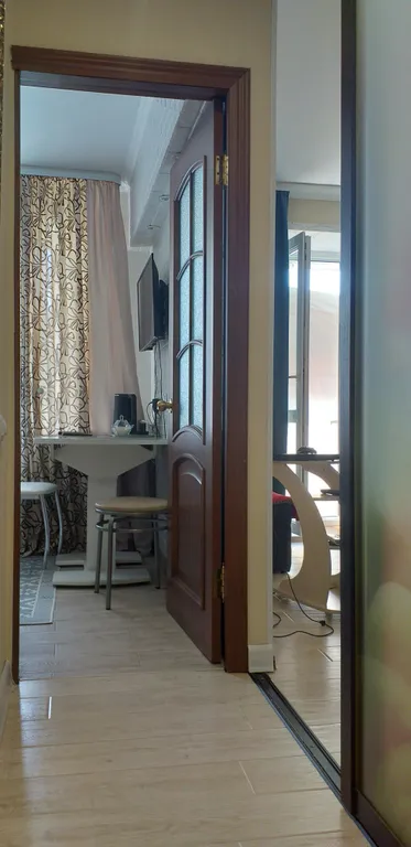 Уютная двухкомнатная квартира в спокойном районе, с кроватью и диваном