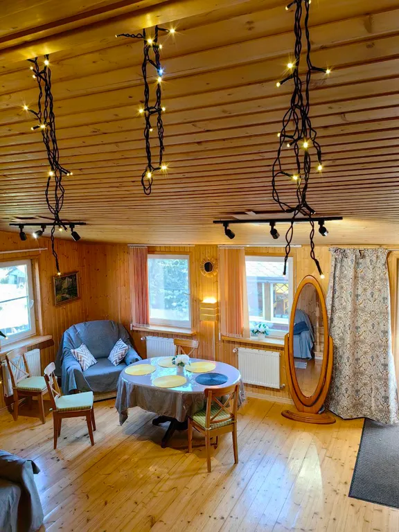 Дом с финской сауной внутри дома с большой беседкой и барбекю