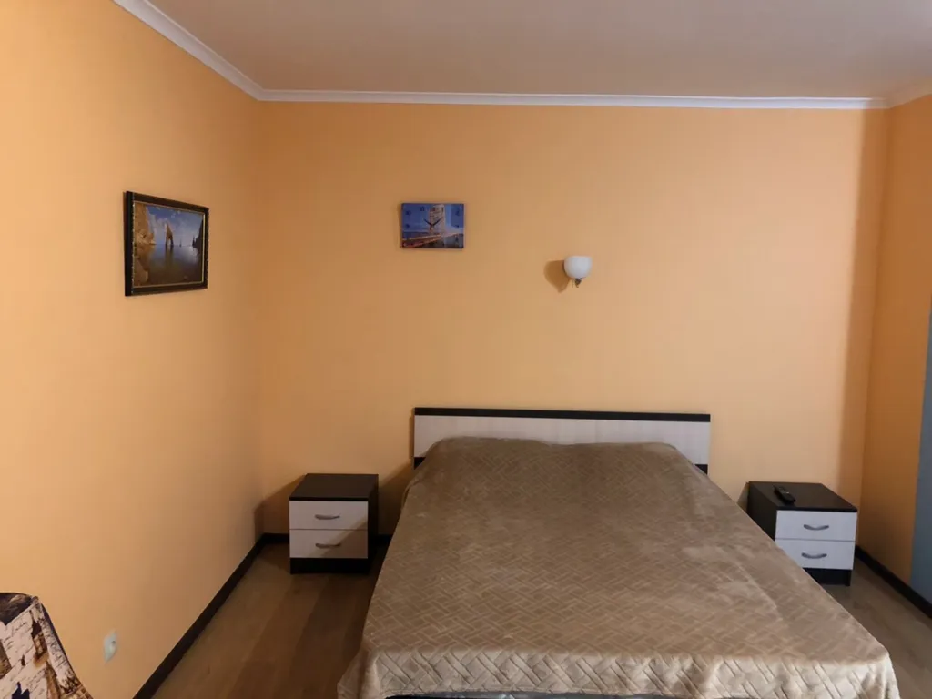 Квартира-студия персиковая