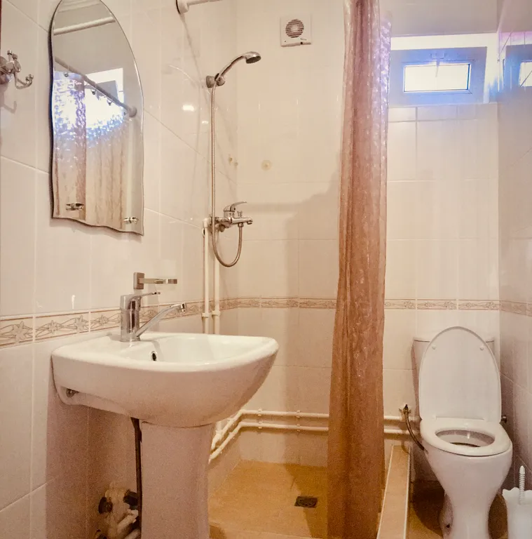 Трехместный номер с видом на цветущий двор