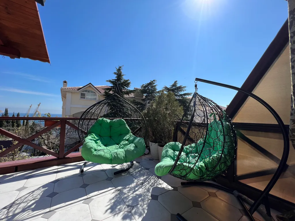 Дом с сауной и большой ванной на террасе