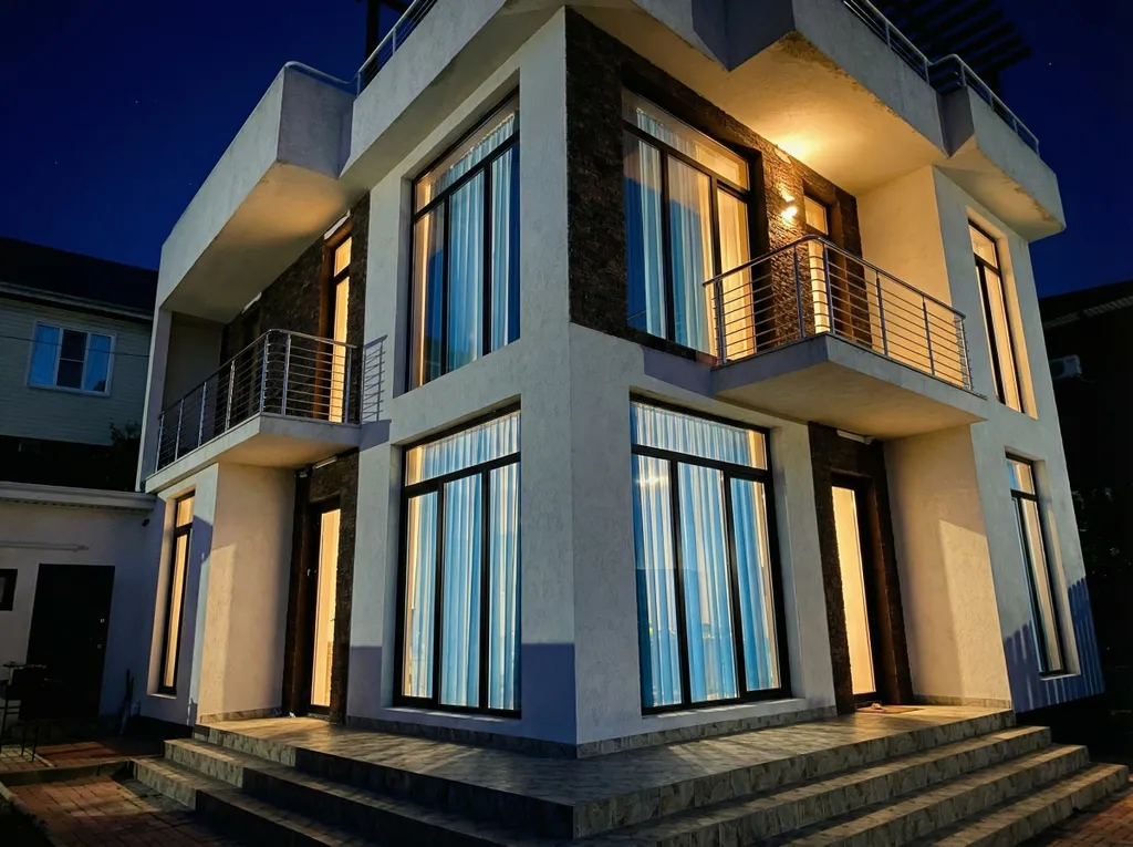 Трехэтажный коттедж с баней и бассейном