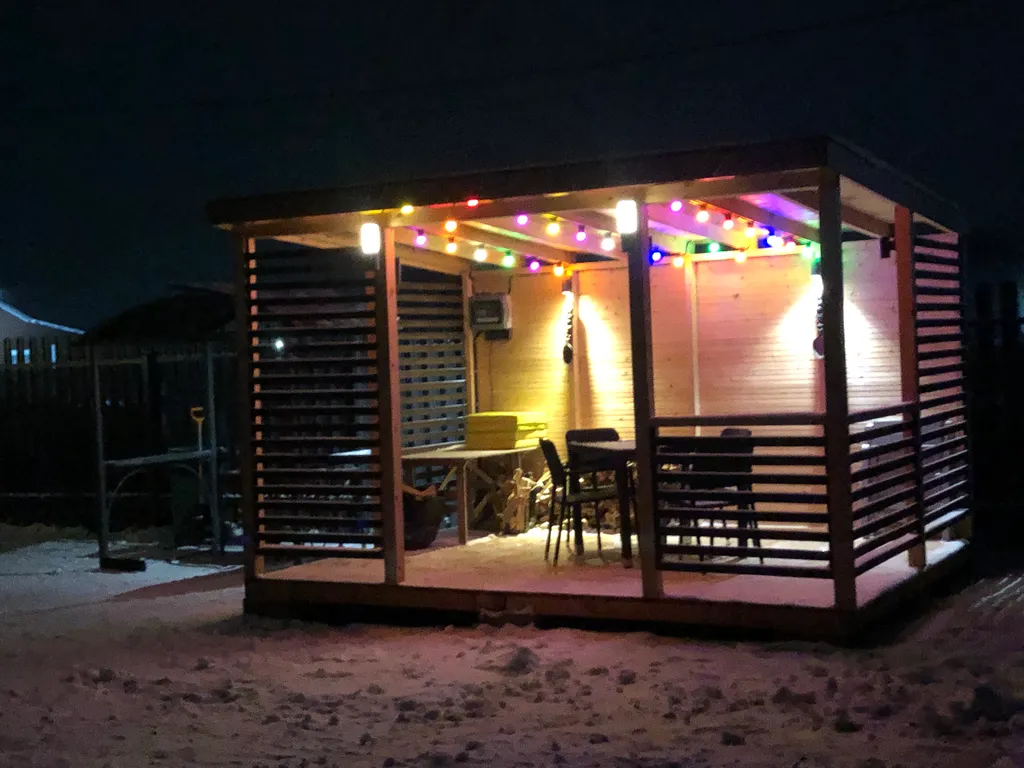 Домик у пруда