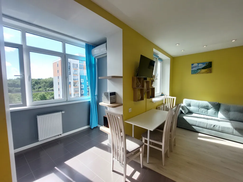 Солнечная студия у леса