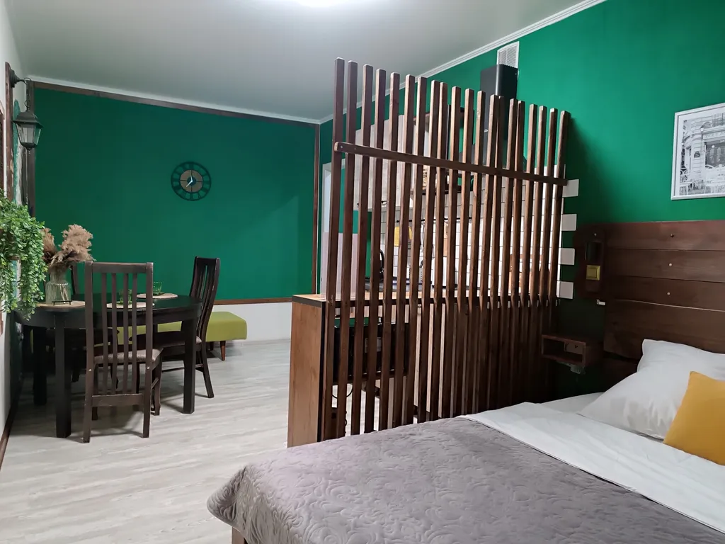 Великолепная студия с интересным дизайном в стиле французского кафе