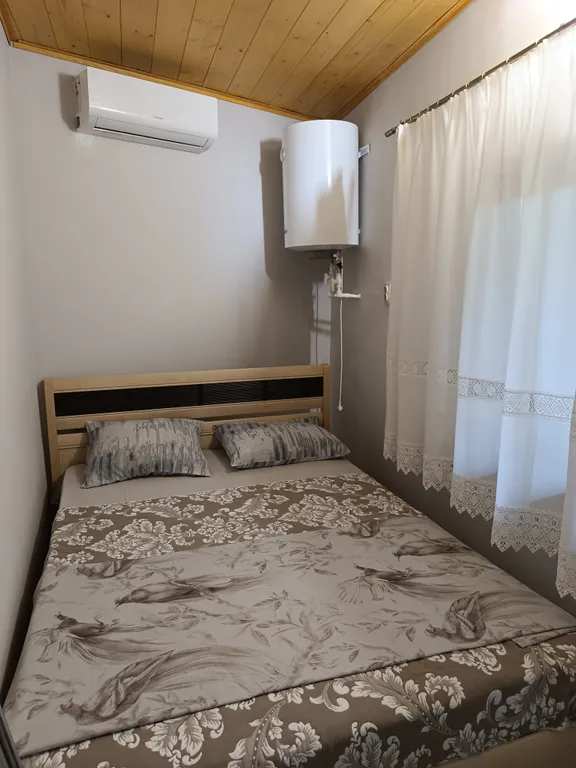 Домик для двоих, утопающий в зелени