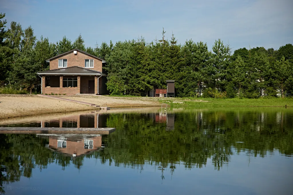 Дом на берегу озера