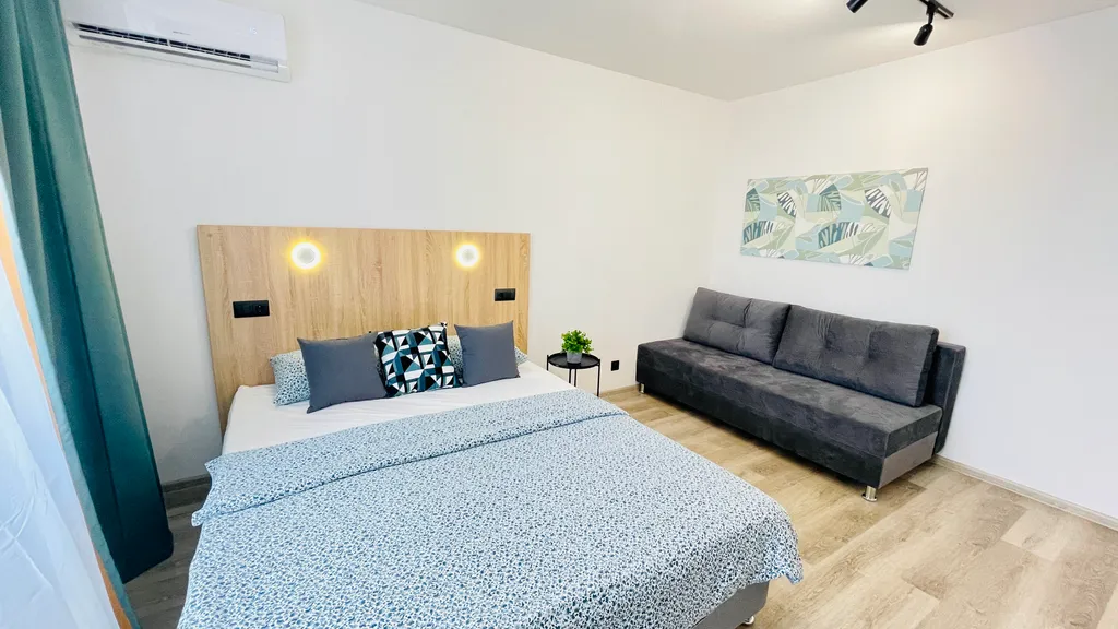 Центр зелёной рощи напротив колеса обозрения