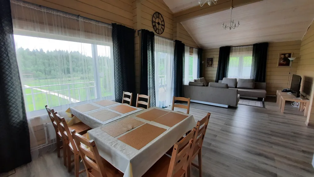 Дом на берегу озера у леса