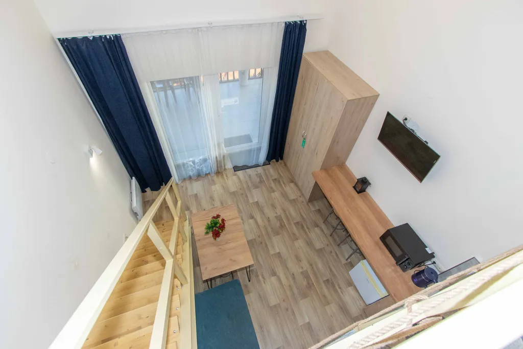 Четырёхместный стандарт с  широкими кроватями на двух уровнях