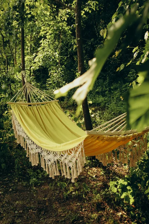 Треугольный дом на берегу озера