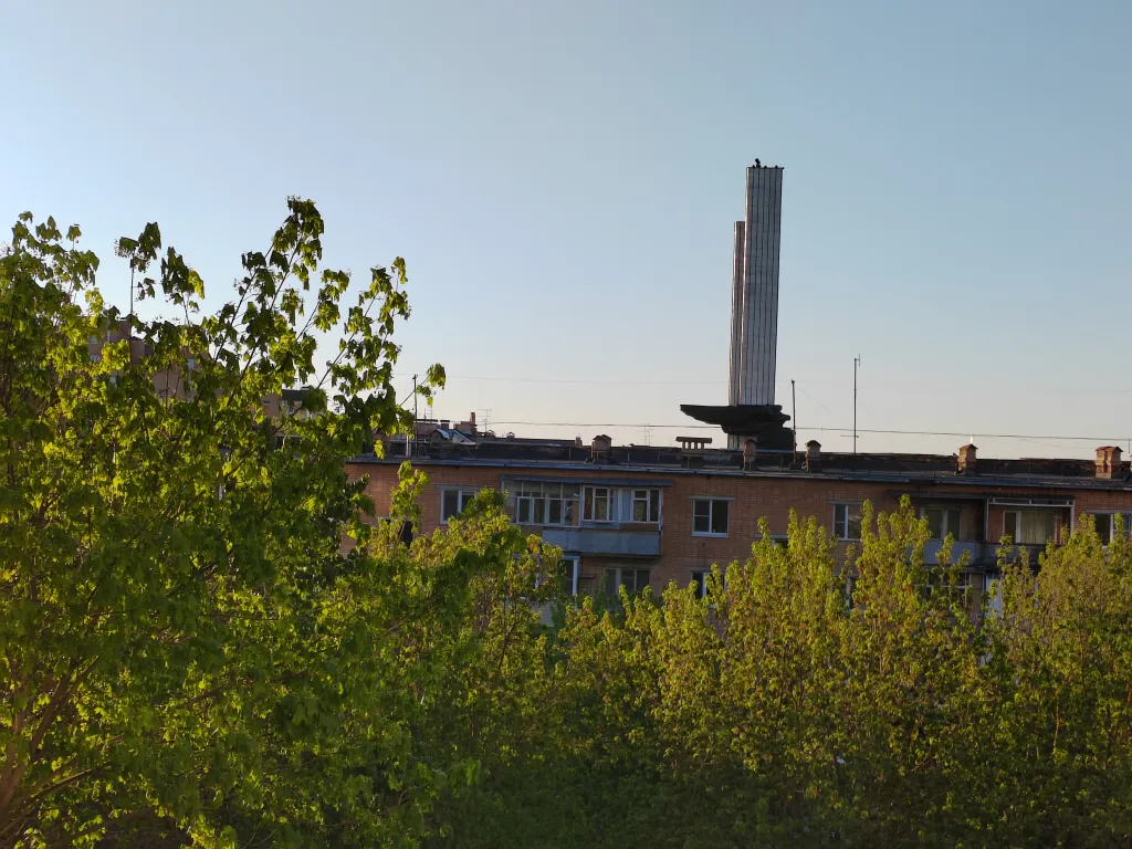 Около музея космонавтики с видом на памятник 600-летию Калуги