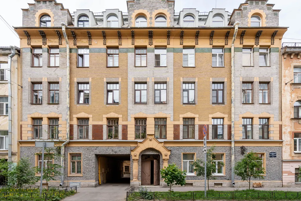 Студия с камином