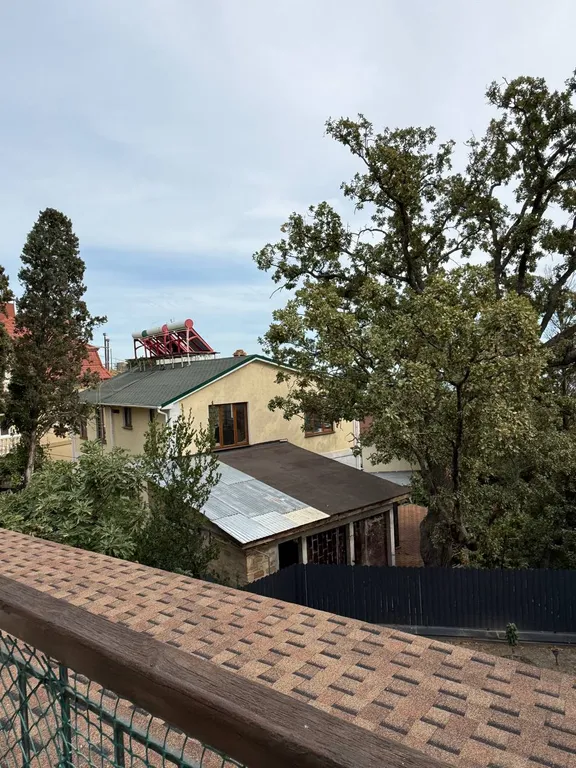 Уютная комната в частном доме со своим двором