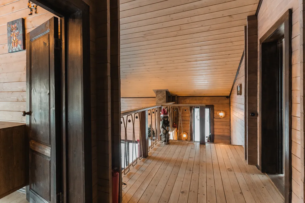 Дом Talotonttu на холме в окружении леса