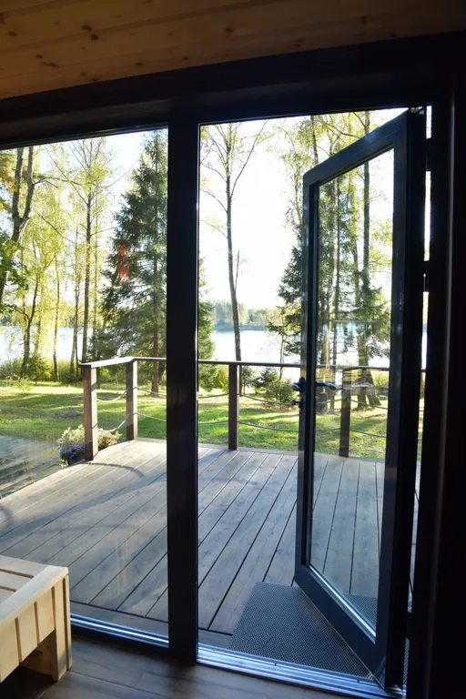 Дом на семью или компанию в лесу у большой воды