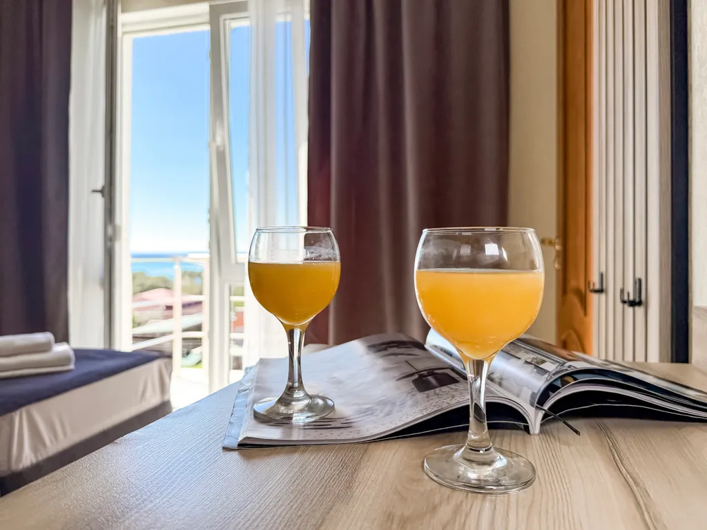 Трёхместный номер с балконом, завтрак, подогрев бассейн, 10 минут море