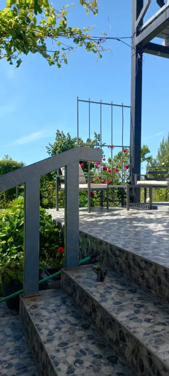 Дом с видом на море и отдельно стоящей баней.