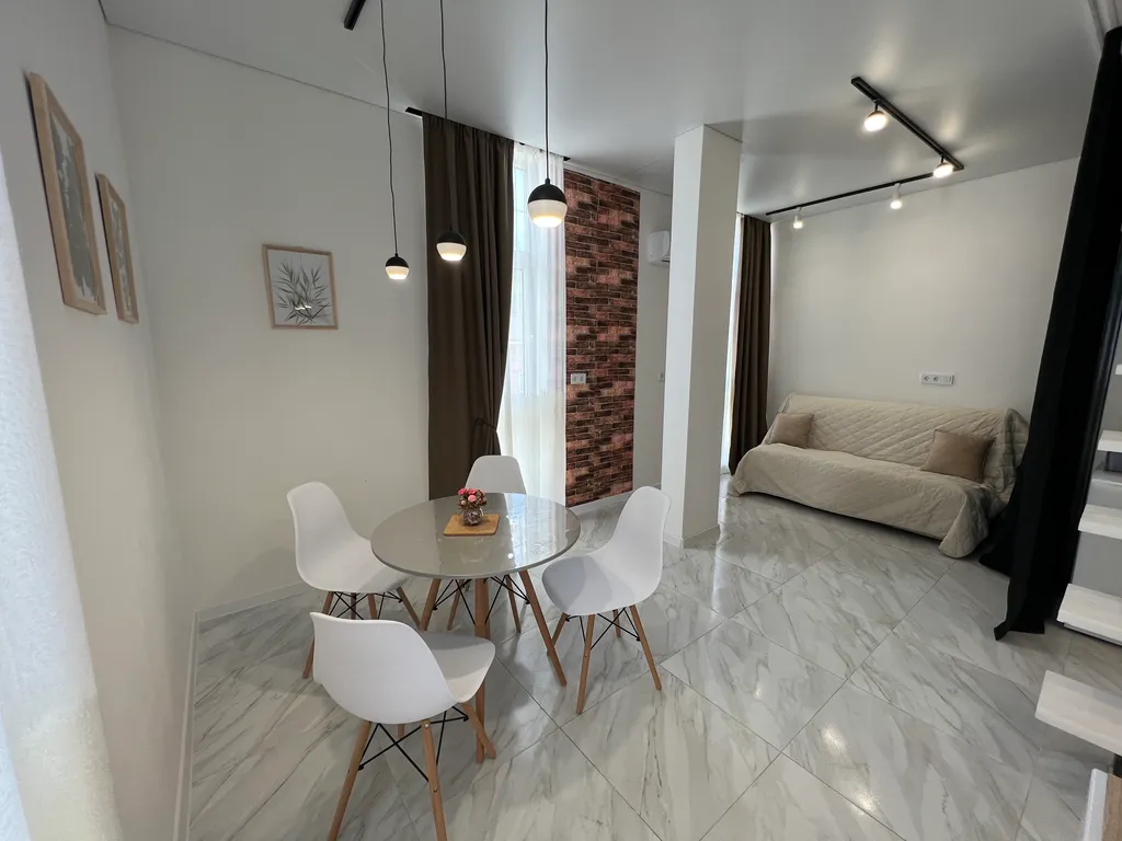 Тихая студия с видом на горы в далеко от суеты