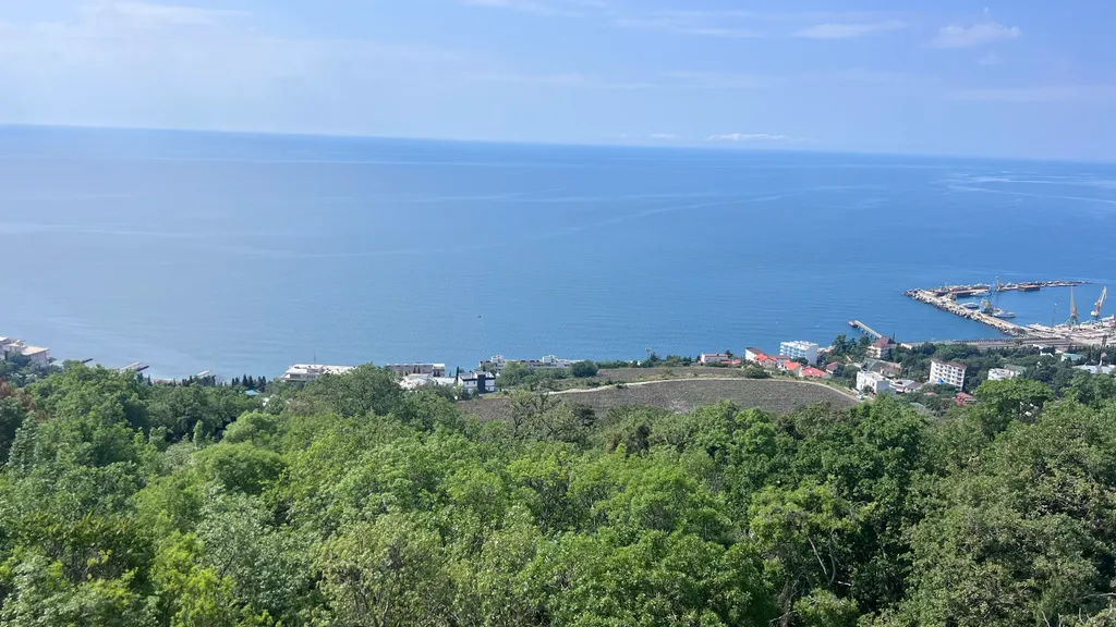 Большая трёхкомнатная квартира с видом на море и лес