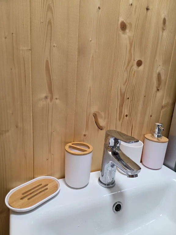 Тёплый домик в лесу с видом на горы