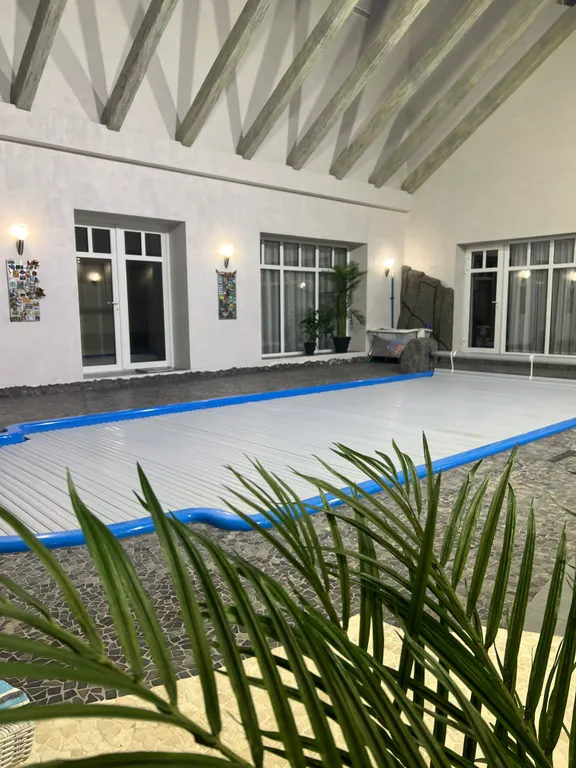 Дом с бассейном и бильярдом