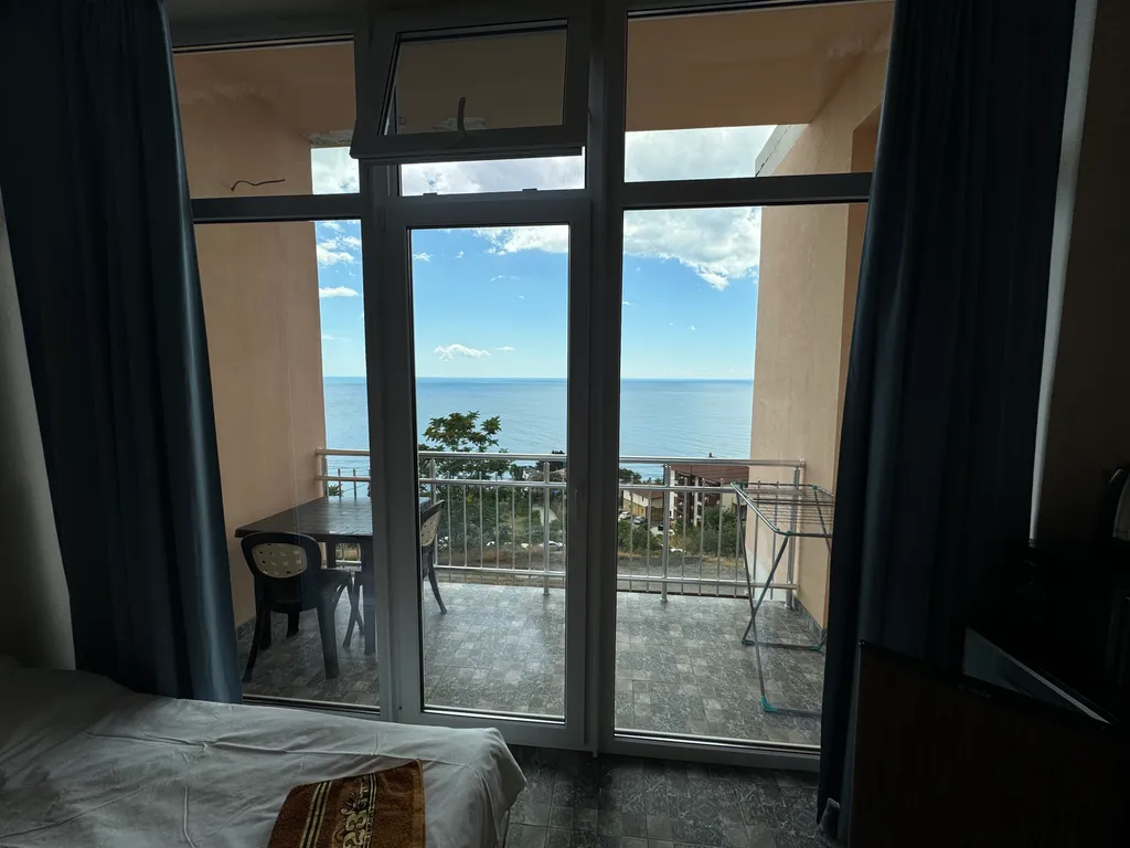 Квартира Четырехместный Люкс с балконом и видом на море — аренда посуточно в Семидворье