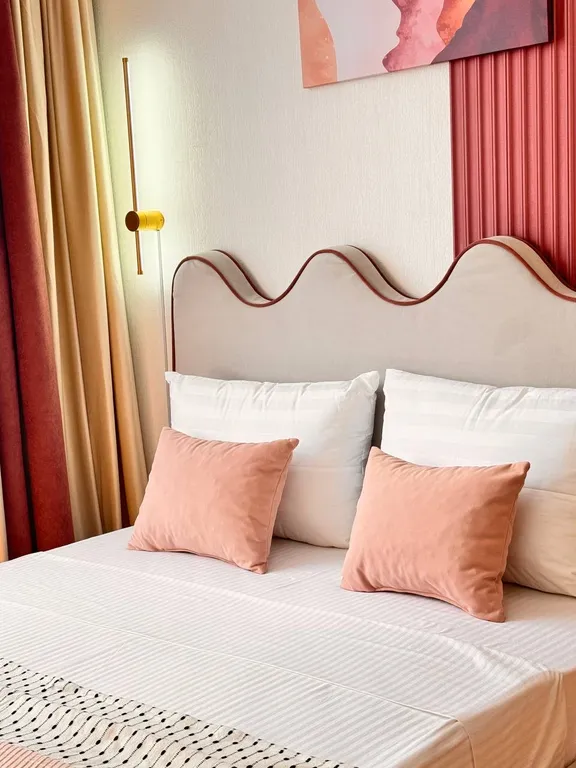 Милая студия с дизайнерским ремонтом