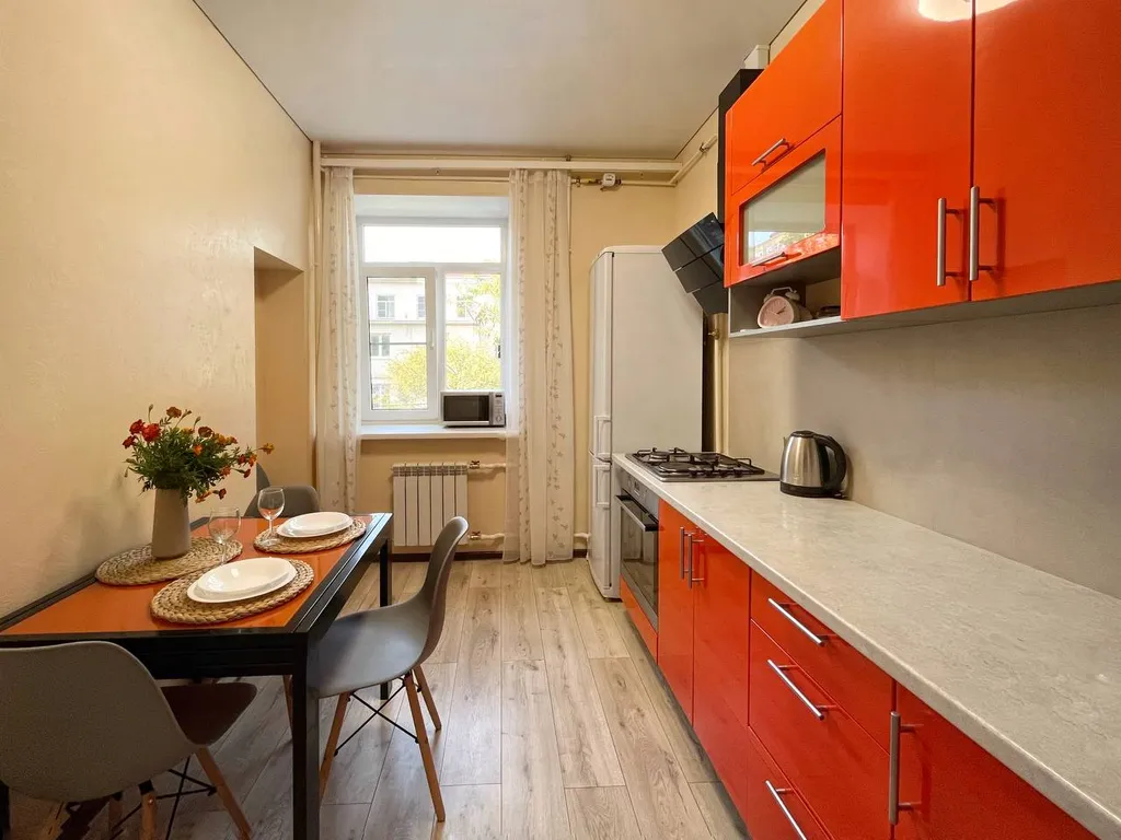 Трехкомнатная квартира в центре города с видом на город